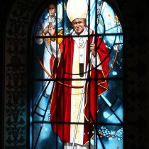 "Beatyfikacja bł. Karoliny", witraż w Sanktuarium Błogosławionej Karoliny Kózkówny w Zabawie, wyk. Krakowski Zakład Witrażów S.G. Żeleński