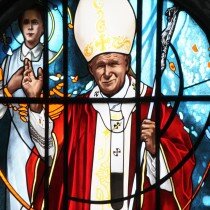 "Beatyfikacja bł. Karoliny", witraż w Sanktuarium Błogosławionej Karoliny Kózkówny w Zabawie, wyk. Krakowski Zakład Witrażów S.G. Żeleński