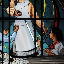 "Kult bł. Karoliny", witraż w Sanktuarium Błogosławionej Karoliny Kózkówny w Zabawie, wyk. Krakowski Zakład Witrażów S.G. Żeleński