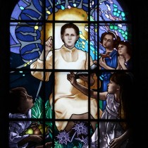 "Nauczanie pod gruszą", witraż w Sanktuarium Błogosławionej Karoliny Kózkówny w Zabawie, wyk. Krakowski Zakład Witrażów S.G. Żeleński